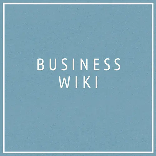 Schriftzug Business Wiki auf hellblauem Hintergrund.