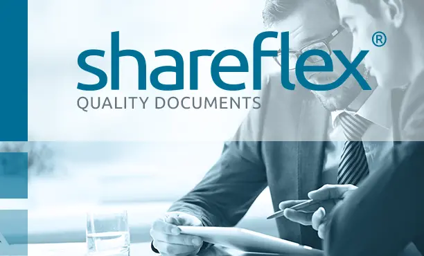Zwei Männer im Anzug betrachten gemeinsam ein Dokument, darüber das Logo von Shareflex Quality Documents.
