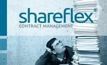 Vertragsmanager blickt auf einen großen Stapel Vertragsakten, darüber das Logo von Shareflex Contract.