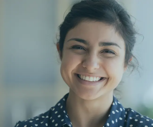 Eine lächelnde junge Frau.