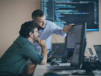 Mitarbeiter eines Unternehmens besprechen sich zur Implementierung eines ECM.