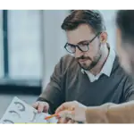 Zwei Männer im Finanzwesen arbeiten mit KI.