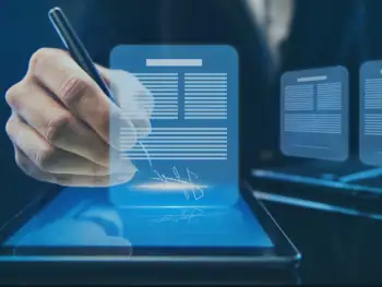 Mann unterzeichnet einen Vertrag digital am Tablet.