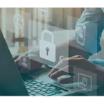 Mitarbeiter eines Unternehmens nutzt eine sichere Cloud.