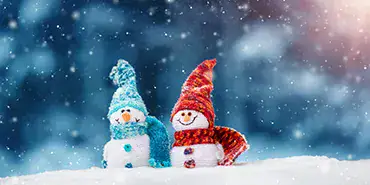 Portal Systems Weihnachtsgruß 2018 Zwei lächelnde Schneemänner mit Strickmütze und Schal.