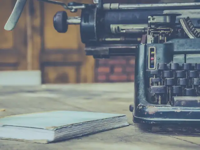 Alles, was für den Portal Systems Blog gebraucht wird: Eine alte Schreibmaschine und ein Notizbuch.