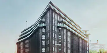 Dreimaster auf der Elbe vor Elbphilharmonie und Michel.