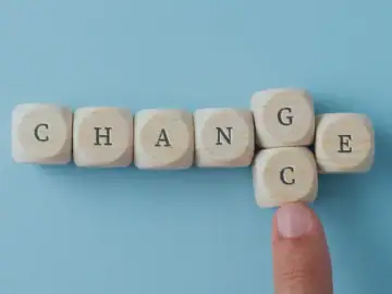 Das Wort Change wird auf Holzwürfeln buchstabiert, wobei der Buchstabe G durch den Buchstaben C ersetzt wird, um das Wort Chance zu buchstabieren.