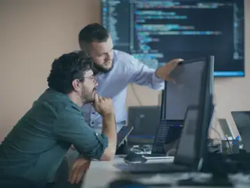 Mitarbeiter eines Unternehmens besprechen sich zur Implementierung eines ECM.