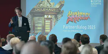 Veranstaltungsraum mit Stuhlreihen und Tischen sowie dem Shareflex-Logo auf einer Leinwand.