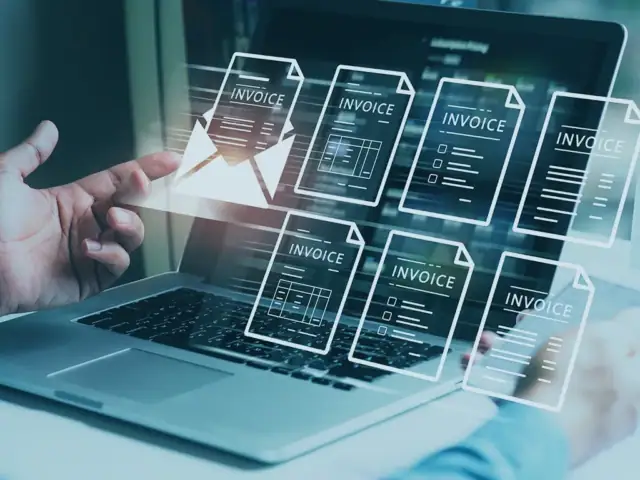 Mann sitzt vor Laptop mit Invoice-Symbolen: Das Bild steht für die Effizienz, die digitale Rechnungsverarbeitungssoftware wie Shareflex Invoice in Rechnungsprozesse bringt.