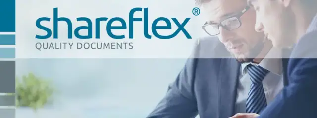 Zwei Männer im Anzug betrachten gemeinsam ein Dokument, darüber das Logo von Shareflex Quality Documents.