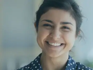 Eine lächelnde junge Frau.