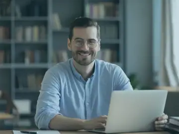 Mann lächelt, weil KI ihn im Büro bei der Dokumentenerkennung unterstützt.