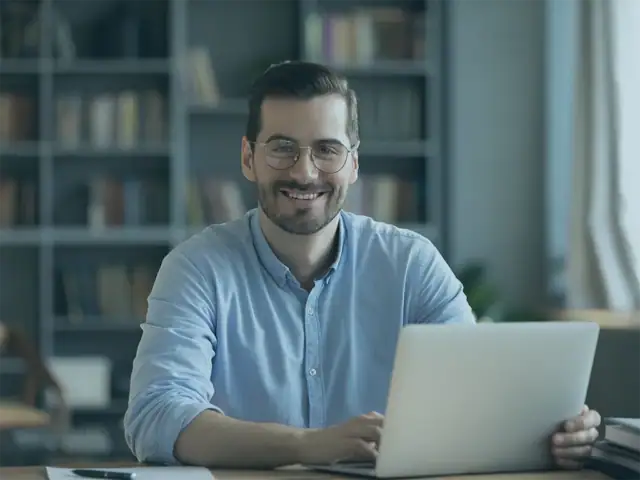 Mann lächelt, weil KI ihn im Büro bei der Dokumentenerkennung unterstützt.