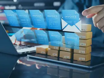 Many small parcels lie next to a laptop, and above them are shopping items with AI-optimised invoice documents.