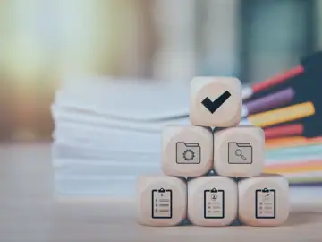 Mehrere Würfel mit Symbolen, die für Compliance-Regeln im Unternehmen stehen.