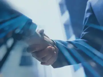Handshake symbolises business partnership: Kumavision DMS GmbH has been successfully selling Shareflex, a Microsoft-based document management system, to its customers for more than two years.
