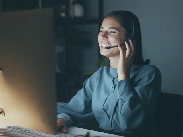 Inside Sales Expertin mit Headset.