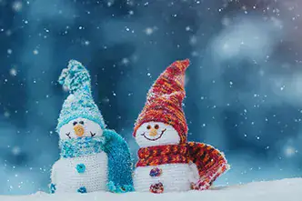 Portal Systems Weihnachtsgruß 2018 Zwei lächelnde Schneemänner mit Strickmütze und Schal.